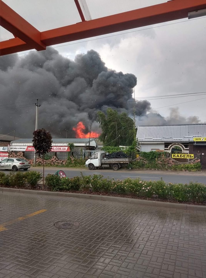 У місті Буча горить металобаза, фото: Віталій П'ятикоп