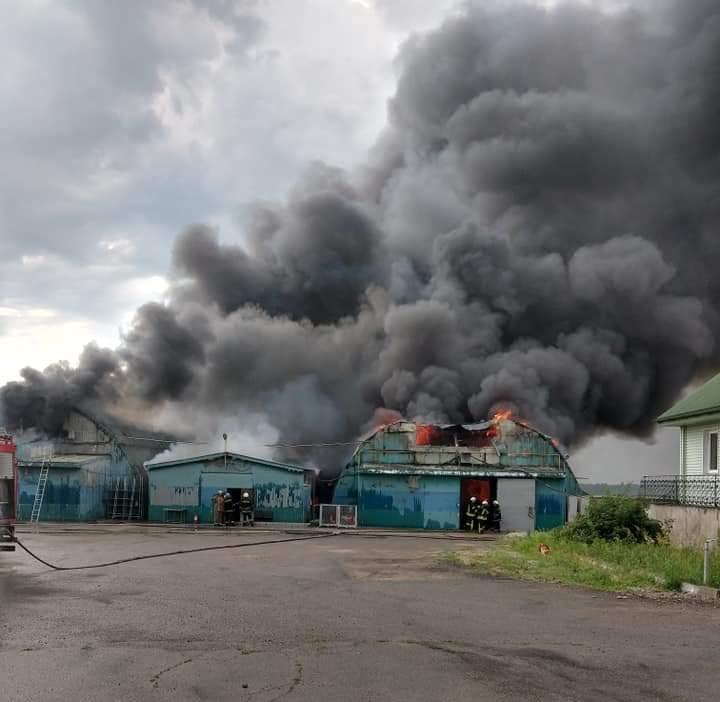 У місті Буча горить металобаза, фото: Віталій П'ятикоп
