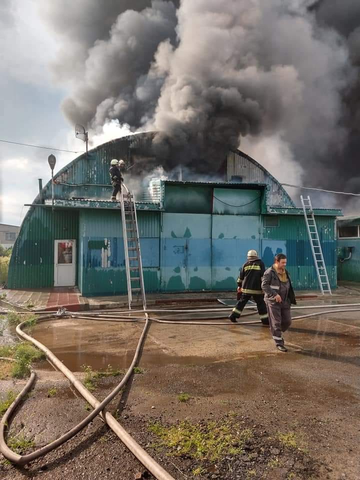 В городе Буча горит металлобаза, фото: Віталій П'ятикоп