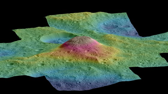 Модель поверхности Цереры, рассчитанная на основе данных изображений, полученных камерой космического аппарата NASA Dawn. Изображение показывает перспективный вид горы Ахуна. Источник: NASA