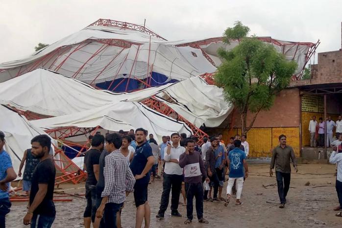 В Индии из-за удара током от упавших проводов погибли 14 человек и полсотни получили ранения. Фото: twitter/GDNonline