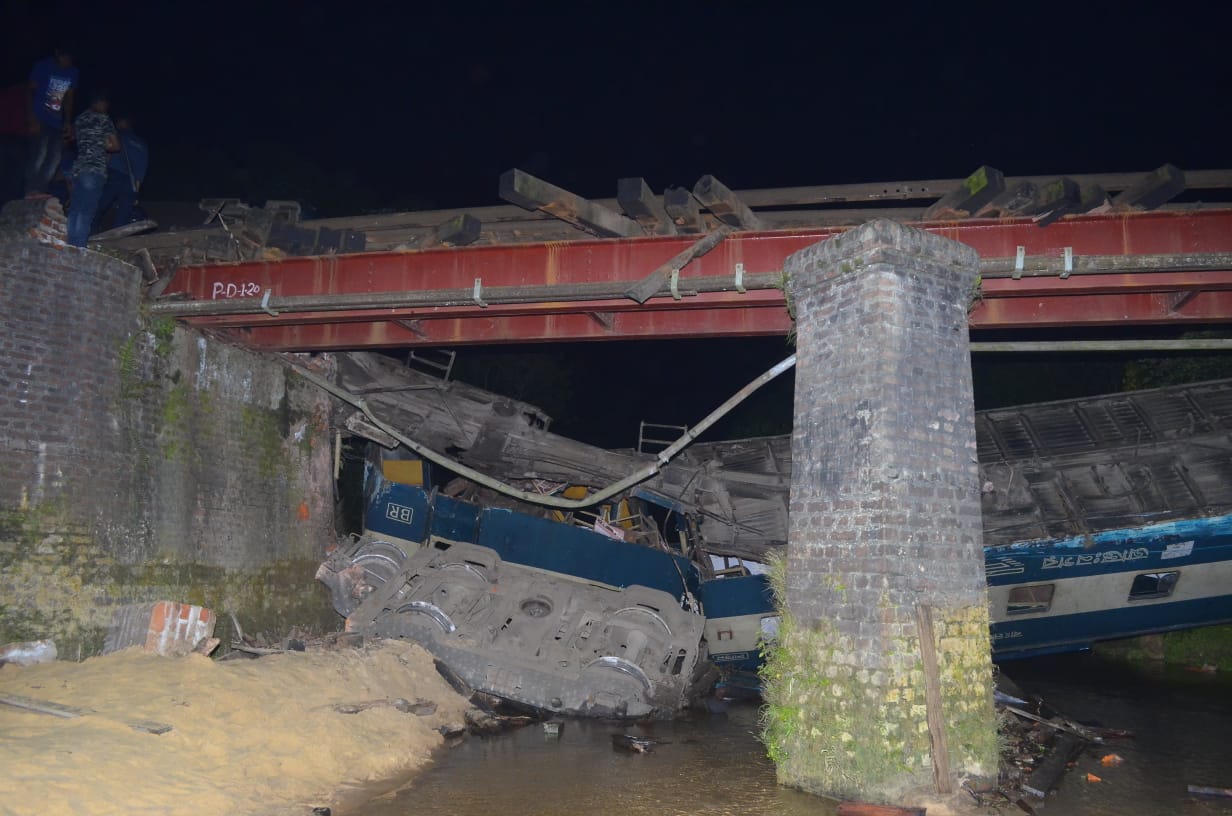 Один з вагонів пасажирського поїзда в Бангладеш впав в канал