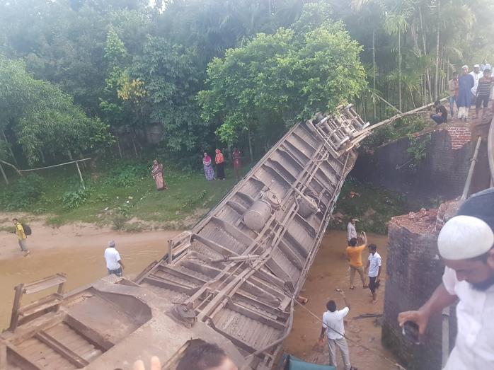 Поезд сошел с рельсов в Бангладеш, есть погибшие и десятки раненых. Фото: Dhaka Tribune