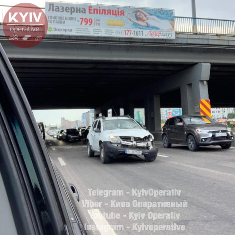 Новини Києва: шматок шляхопроводу на Осокорах впав на автомобіль