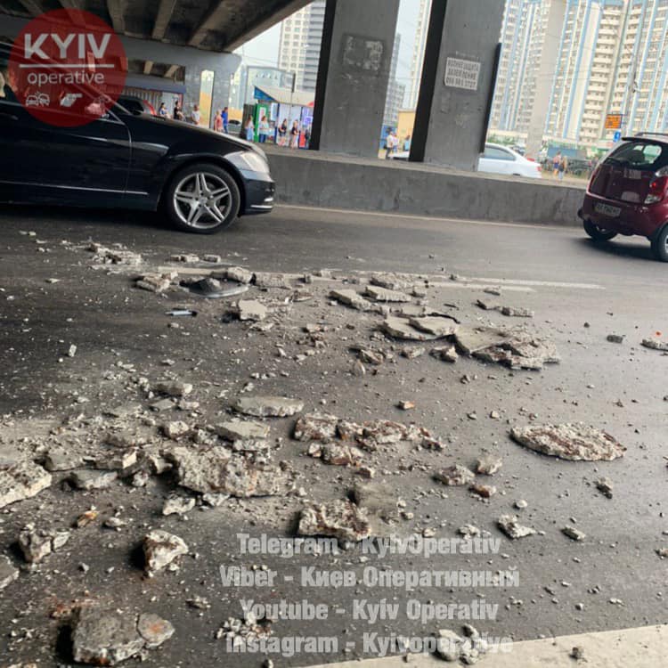 Новости Киева: часть путепровода на Осокорах упала на автомобиль, фото — Киев оперативный