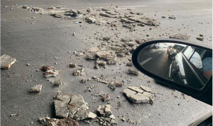 Новости Киева: часть путепровода на Осокорах упала на автомобиль, фото — Киев оперативный