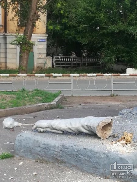 Новини Дніпропетровщини: у Кривому Розі від пам’ятника Хмельницькому відпала рука