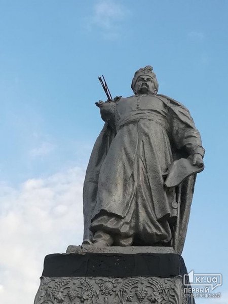 Новости Днепропетровщины: в Кривом Роге от памятника Хмельницкому отпала рука