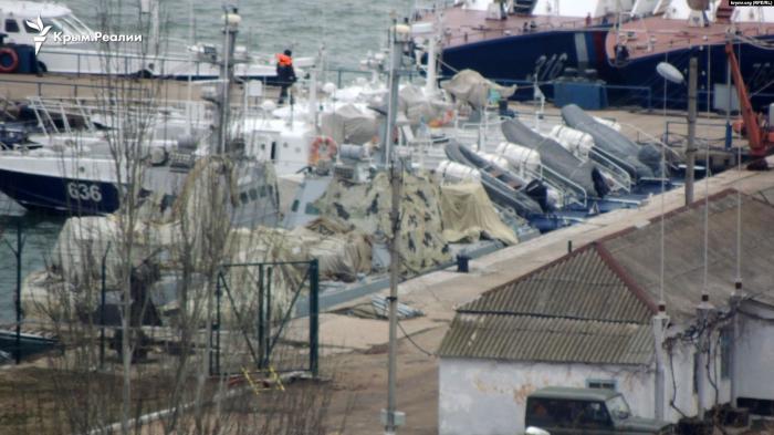 Українські військові кораблі під маскувальною сіткою в Керчі, лютий 2019 року, фото: «Крим.Реалії»