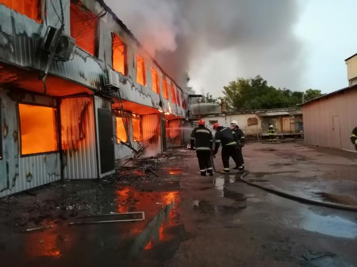 Под Киевом 70 пожарных тушили масштабный пожар (ФОТО)