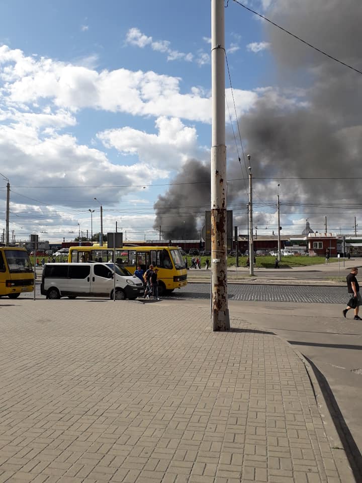Пожар во Львове: горит вблизи пассажирского вокзала, фото — Варта
