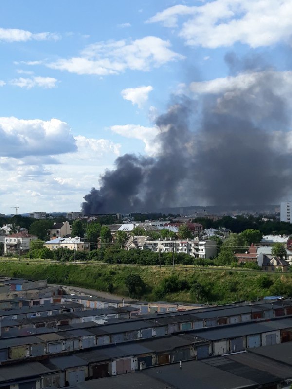 Пожежа у Львові: горить поблизу пасажирського вокзалу, фото — Варта