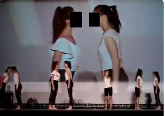 Скрєпи тріщать: У Криму показали спектакль з юнаками, які цілуються, фото — скріншот відео