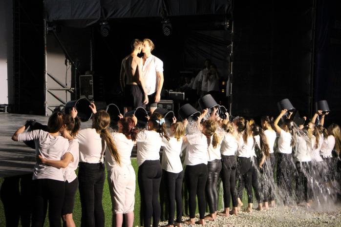 Скрепы трещат: в Крыму показали спектакль с целующимися юношами