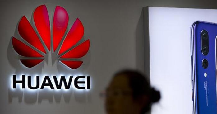 Дональд Трамп зняв санкції з Huawei. Фото: Економічна правда
