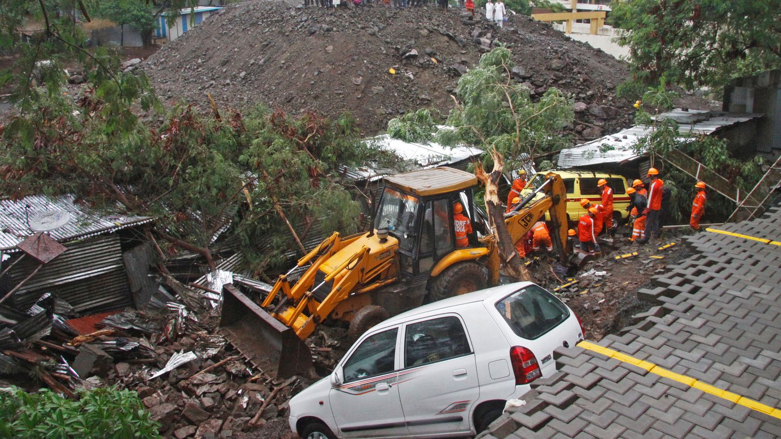 В Индии 16 человек погибли в результате падения стены. Фото: news.sky