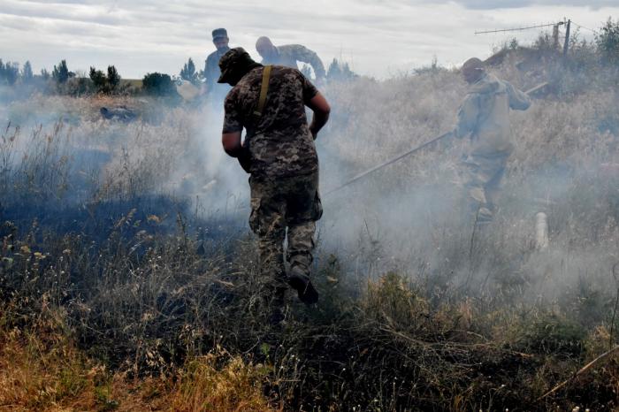 Під час пожежі в зоні ООС, фото: прес-служба операції Об’єднаних сил