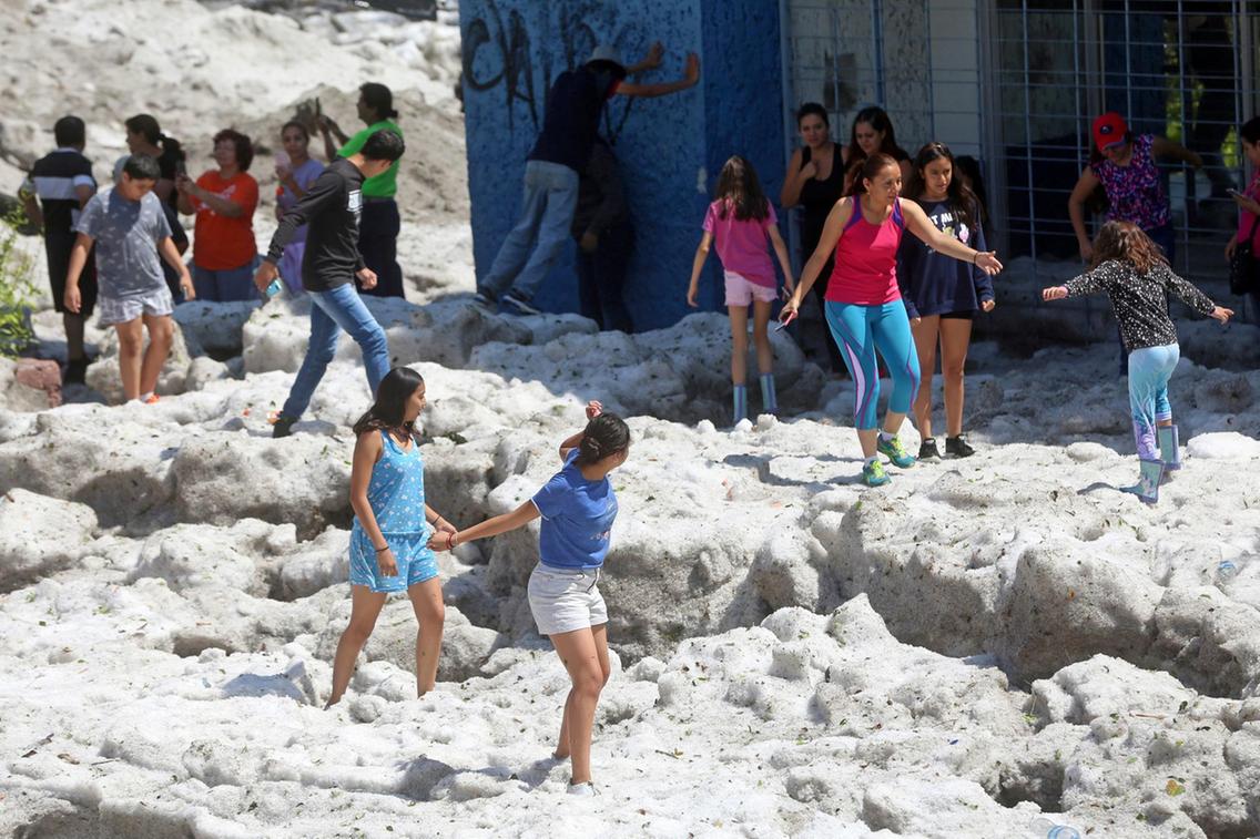 Лід вкрив вулиці міста Гвадалахара, фото: AFP