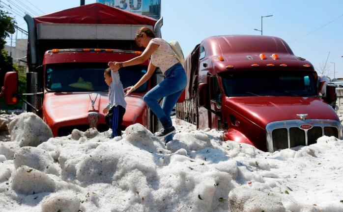Лед покрыл улицы города Гвадалахара, фото: AFP