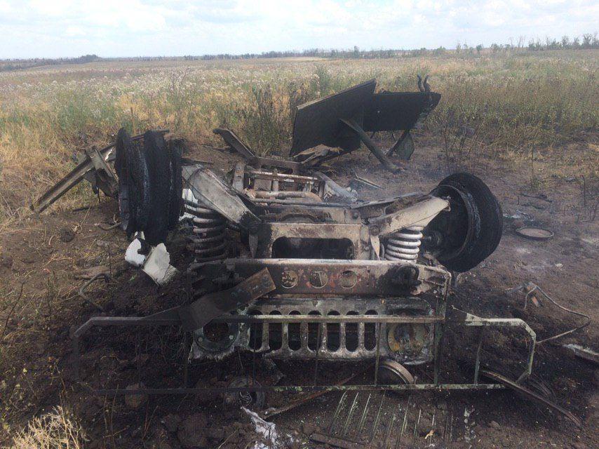 Потери на Донбассе: появились фото сгоревшего санитарного автомобиля, фото — Милитарный портал