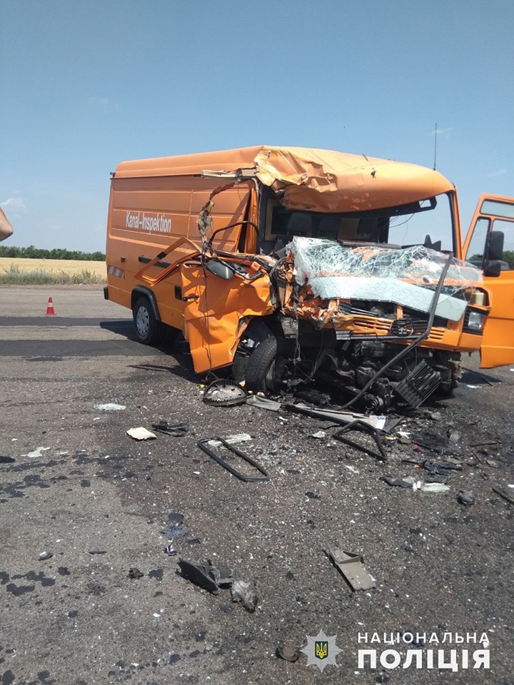 ДТП на Миколаївщині: один пасажир загинув, 15 постраждали. Фото: Нацполіція