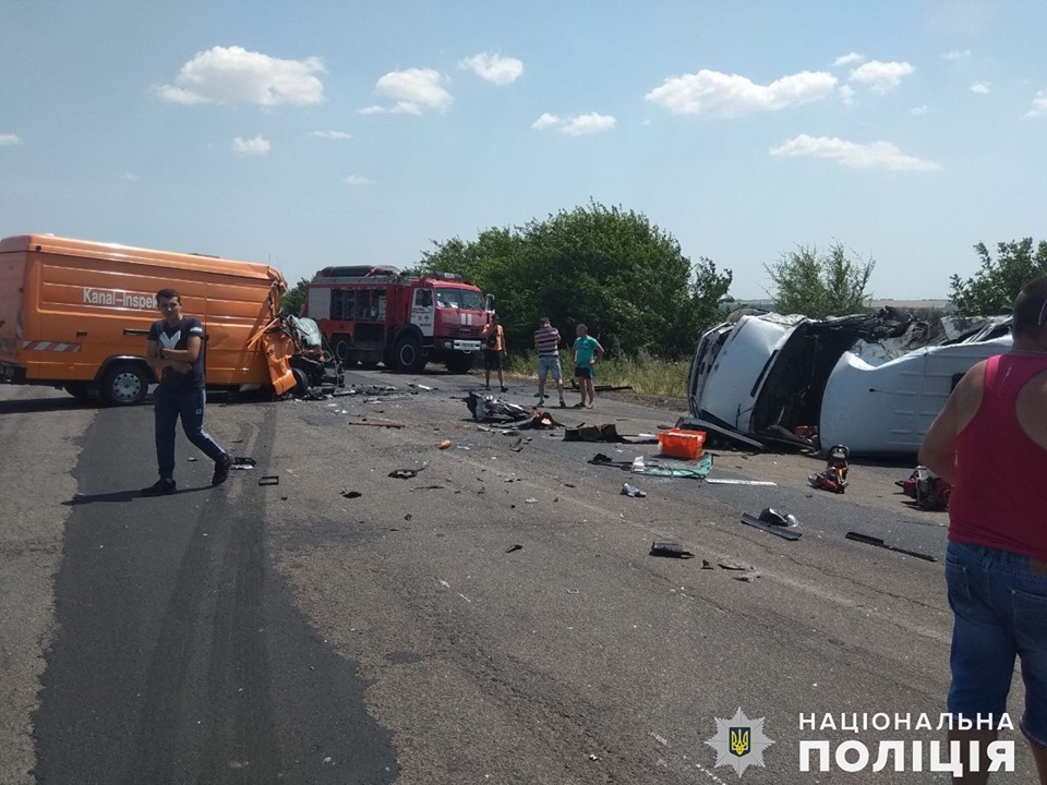 ДТП на Миколаївщині: один пасажир загинув, 15 постраждали. Фото: Нацполіція
