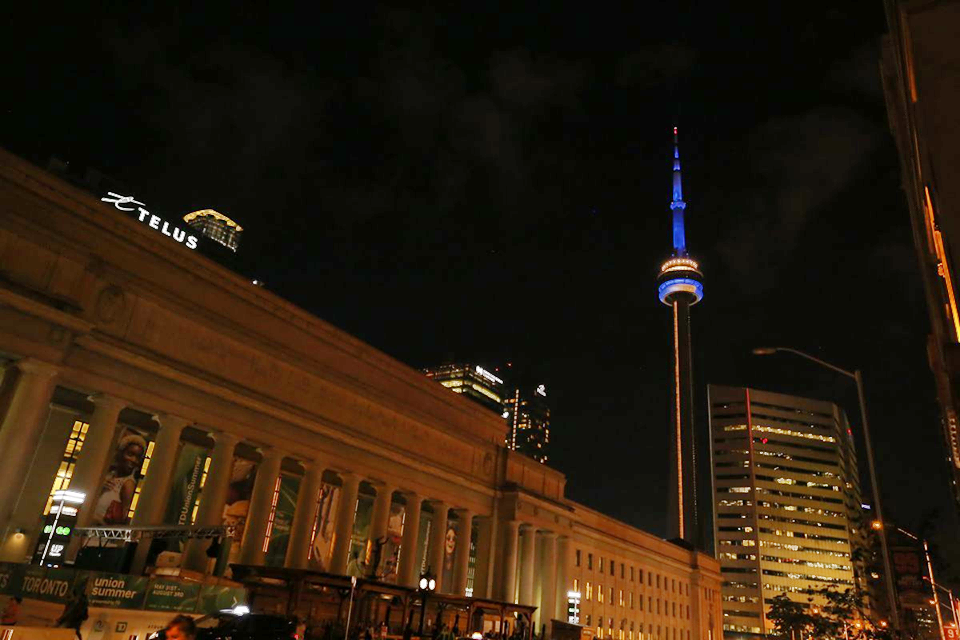 Канадсько-українська дружба: найвищий об'єкт у Торонто засяяв жовто-блакитним кольором. Фото: "Укрінформ"
