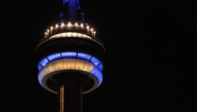 Канадсько-українська дружба: найвищий об'єкт у Торонто засяяв жовто-блакитним кольором. Фото: "Укрінформ"
