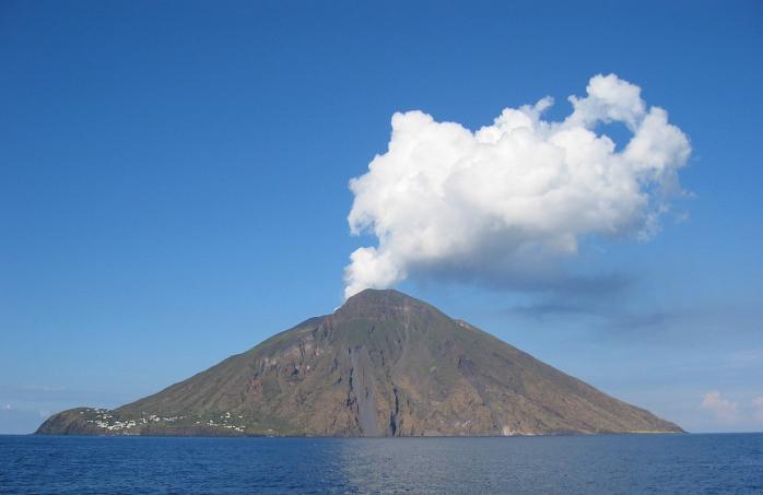 Извержение вулкана в Италии: погиб турист. Фото: Википедия