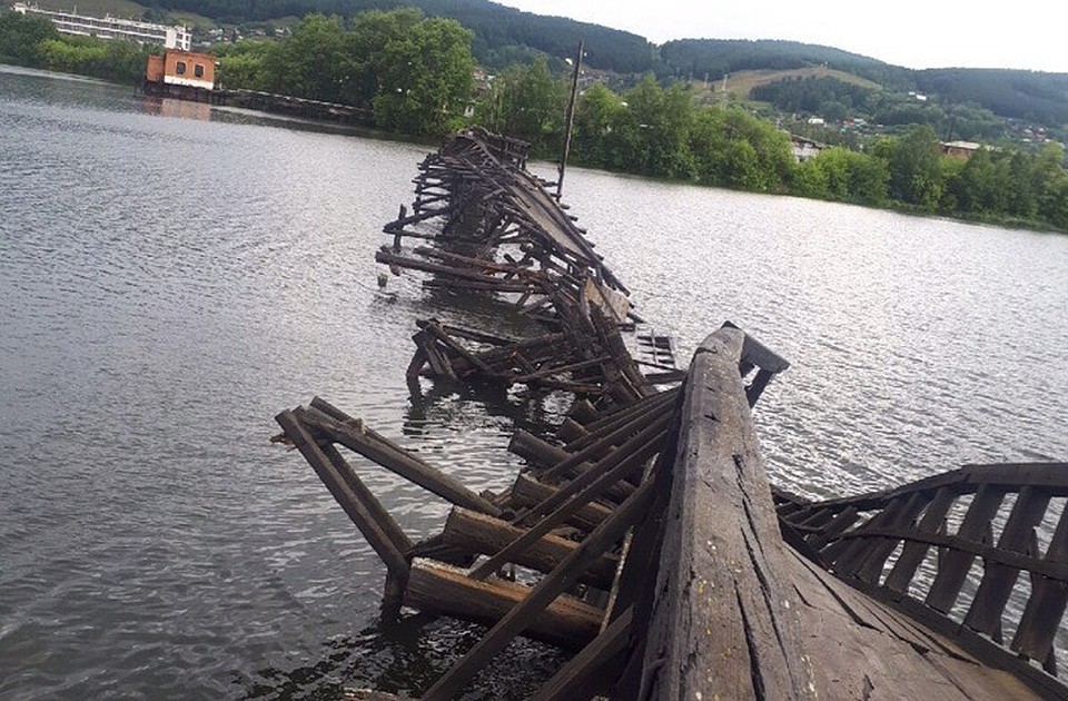Не дождался денег на реставрацию: в России обрушился самый длинный деревянный мост, снятый в известном фильме. Фото: соцсети