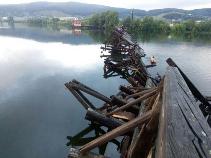 Не дождался денег на реставрацию: в России обрушился самый длинный деревянный мост. Фото: соцсети