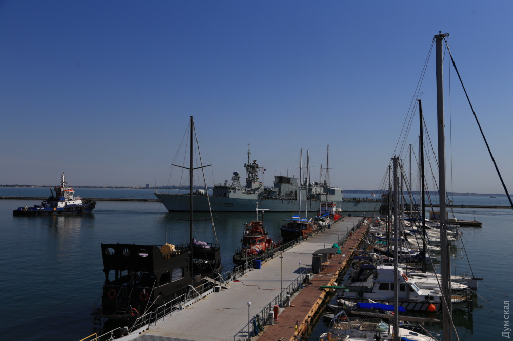 Корабли НАТО вошли в одесский порт. Фото: "Думская"