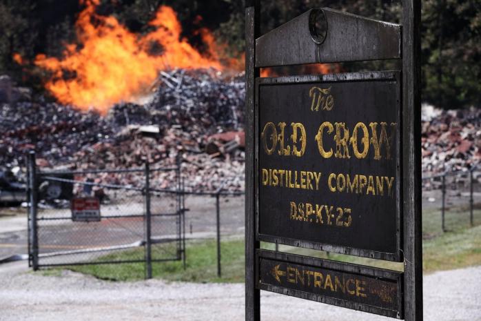 Последствия мощного пожара на складе виски в США: появились впечатляющие фото. Фото: Courier Journal