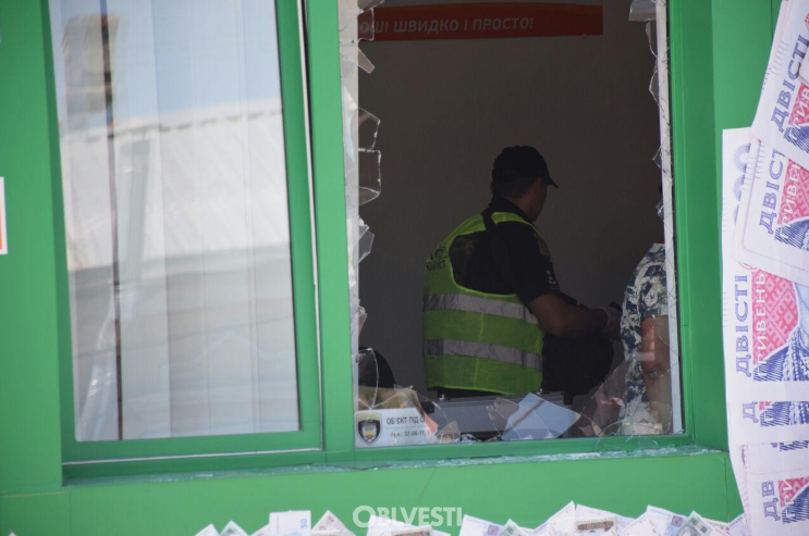Чтобы арестовать грабителя в Одессе выбили окна. Фото: Облвести