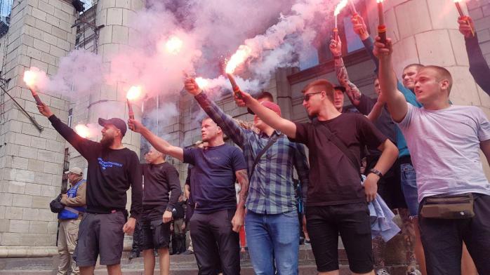 Телемост с Россией: возле Нацсоветом загорелись файеры, активисты требуют лишить лицензии NewsOne, фото — Инсайдер