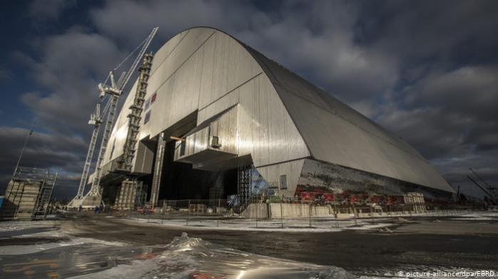 Саркофаг над ЧАЕС: станцію захищатиме нове укриття, Зеленський хоче перетворити Чорнобиль на точку зростання, фото — DW 