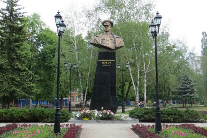 У Харкові повернули пам'ятник Жукову. Фото: Status Quo