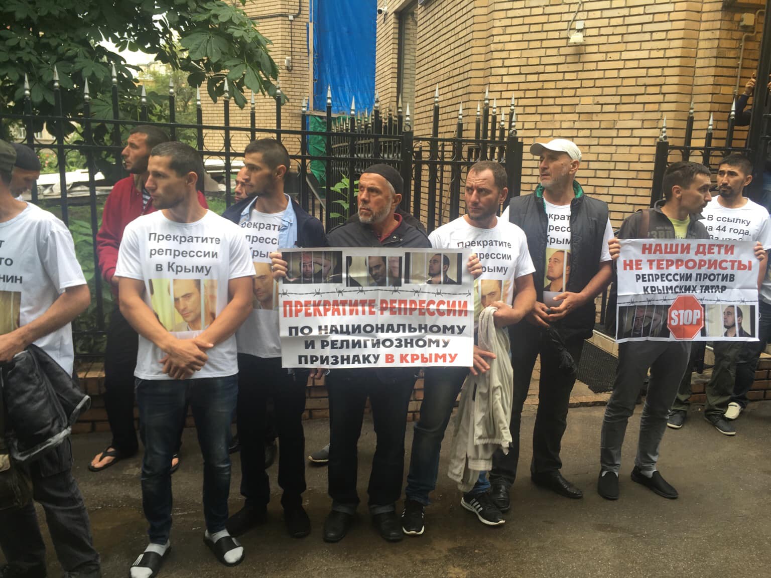 Репресії проти кримських татар: під час суду у Москві почалися арешти, фото — Кримська солідарність
