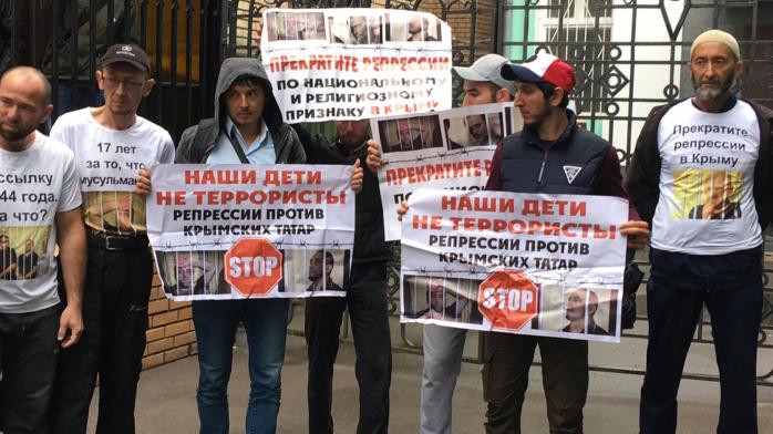 Репрессии против крымских татар: во время суда в Москве начались аресты, фото — Крымская солидарность