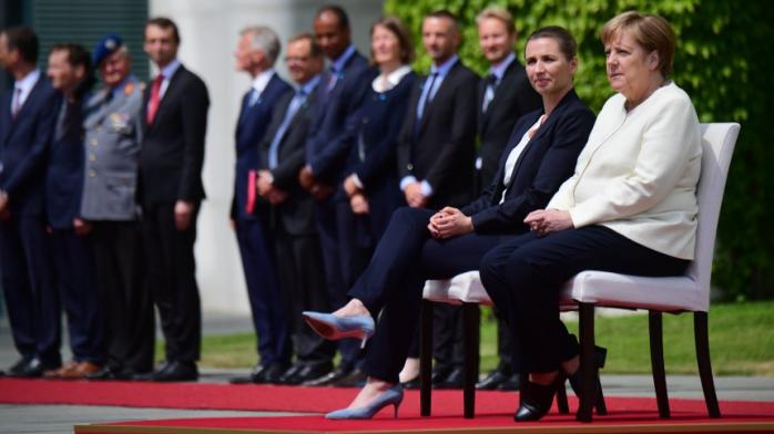 Меркель после недавних инцидентов с дрожью провела церемонию сидя. Фото: Spiegel