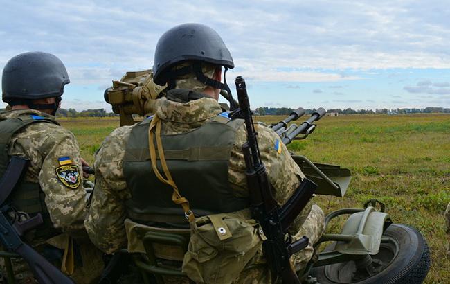 Война на Донбассе: в сети появилось видео уничтожения ВСУ колонны боевой техники боевиков