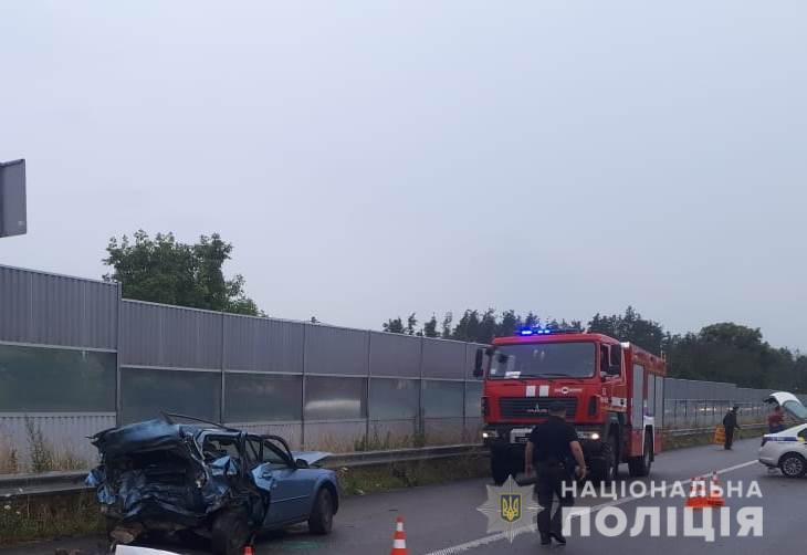 ДТП під Києвом: зіткнення маршрутки і легкового авто забрало життя трьох осіб. Фото: прес-служба Нацполіції