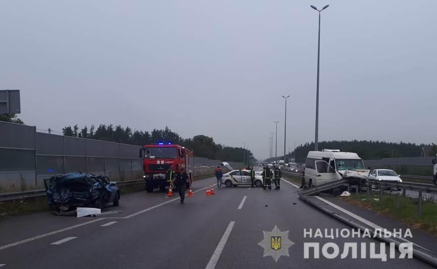 ДТП під Києвом: зіткнення маршрутки і легкового авто забрало життя трьох осіб. Фото: прес-служба Нацполіції