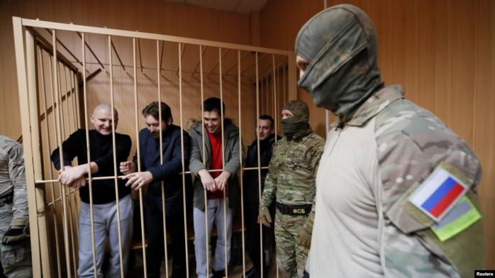 Повернення моряків: суд у Москві продовжив арешт шістьох полонених, фото — Радіо Свобода