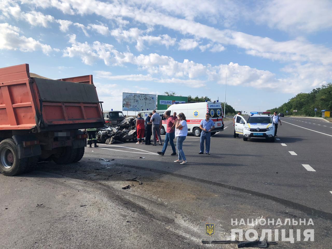 Масштабное ДТП в Одеской области: грузовик не уступил дорогу легковушке, четверо погибших. Фото: Нацполиция Одесской области