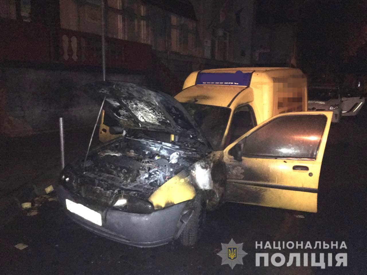 Горів автомобіль з агітаційними матеріалами. Фото: Нацполіція