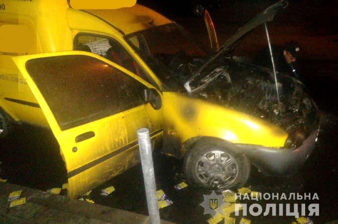 Горів автомобіль з агітаційними матеріалами. Фото: Нацполіція