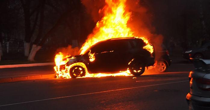 У Рівному підпалили авто. Фото: Первый Запорожский