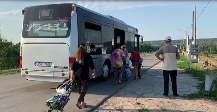 После разведения сил между КППВ и разрушенным мостом начал курсировать автобус, фото: Луганская областная государственная администрация