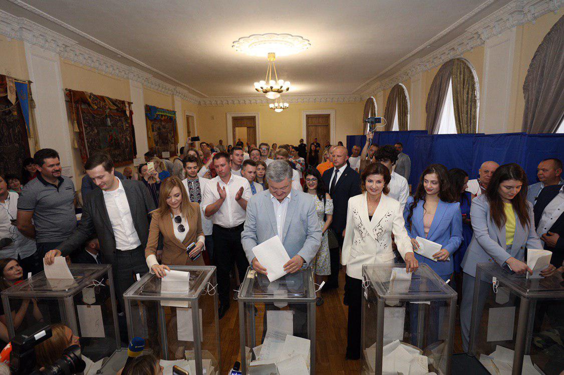 Петр Порошенко проголосовал "за ЕС и НАТО". Фото: Facebook